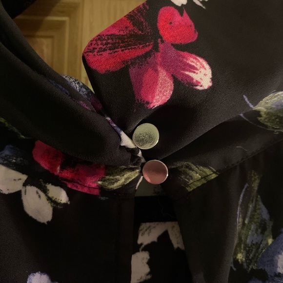 Flowered blouse 🌺🌸🌼 - Picture 6 of 7